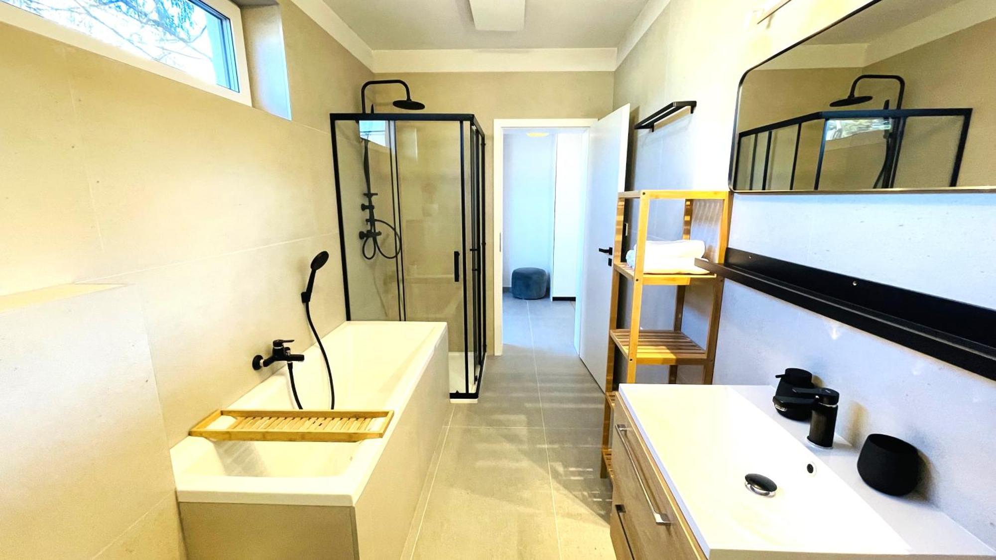 House Flow, 3 Room, Free 2 Parking 브라티슬라바 외부 사진