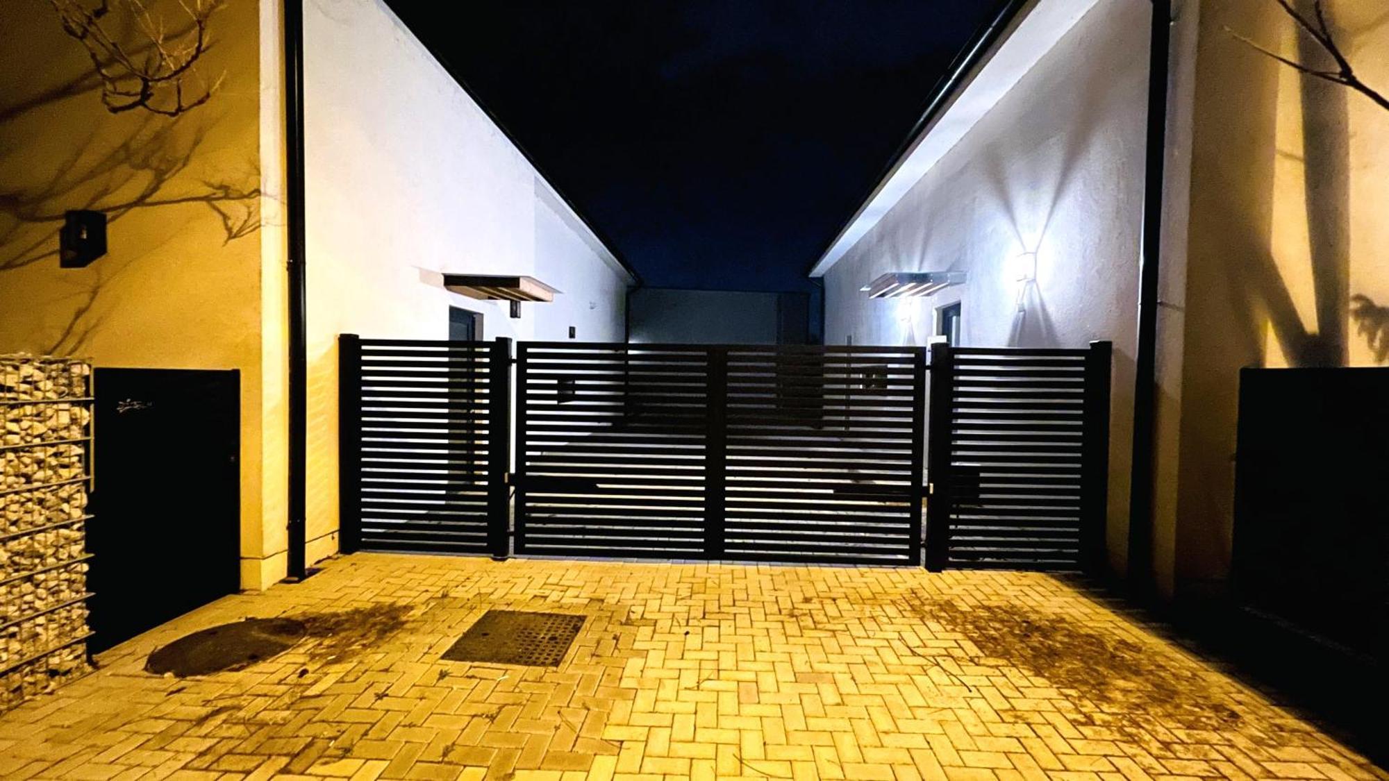 House Flow, 3 Room, Free 2 Parking 브라티슬라바 외부 사진