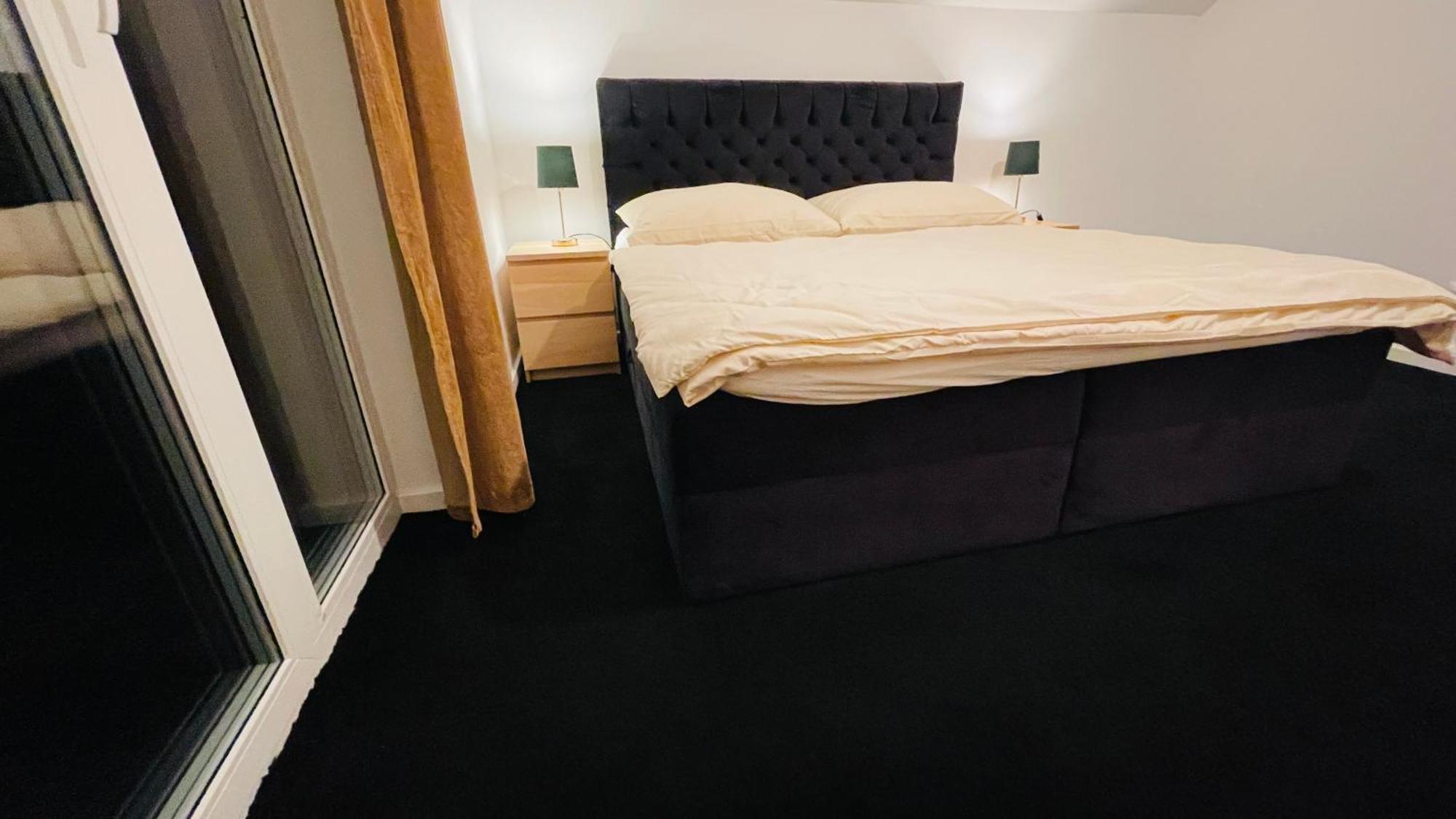 House Flow, 3 Room, Free 2 Parking 브라티슬라바 외부 사진