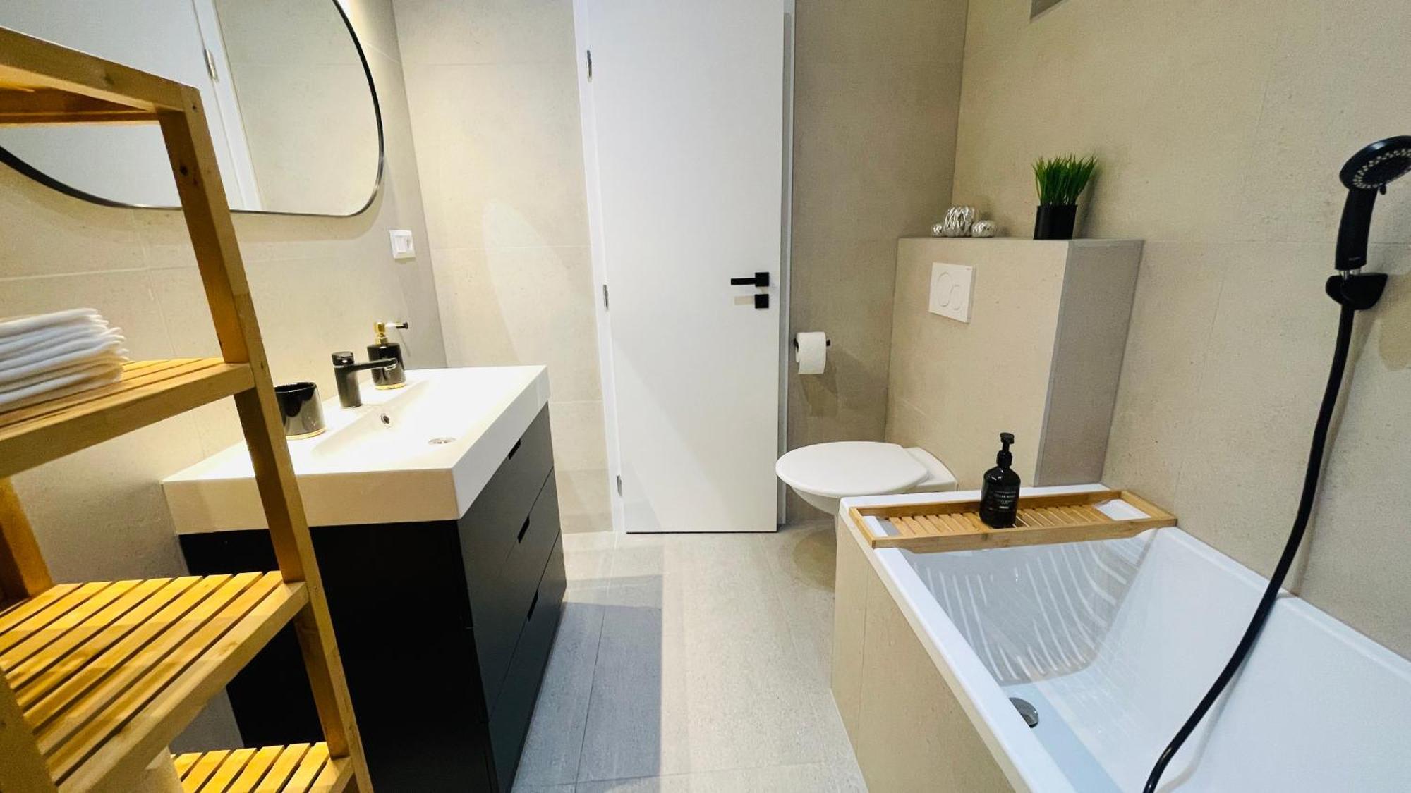 House Flow, 3 Room, Free 2 Parking 브라티슬라바 외부 사진