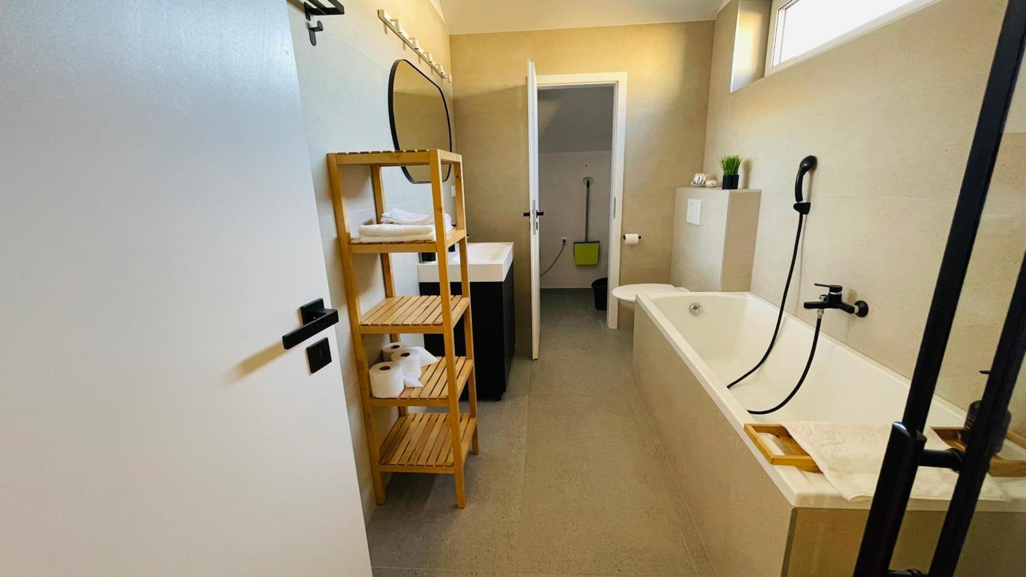 House Flow, 3 Room, Free 2 Parking 브라티슬라바 외부 사진