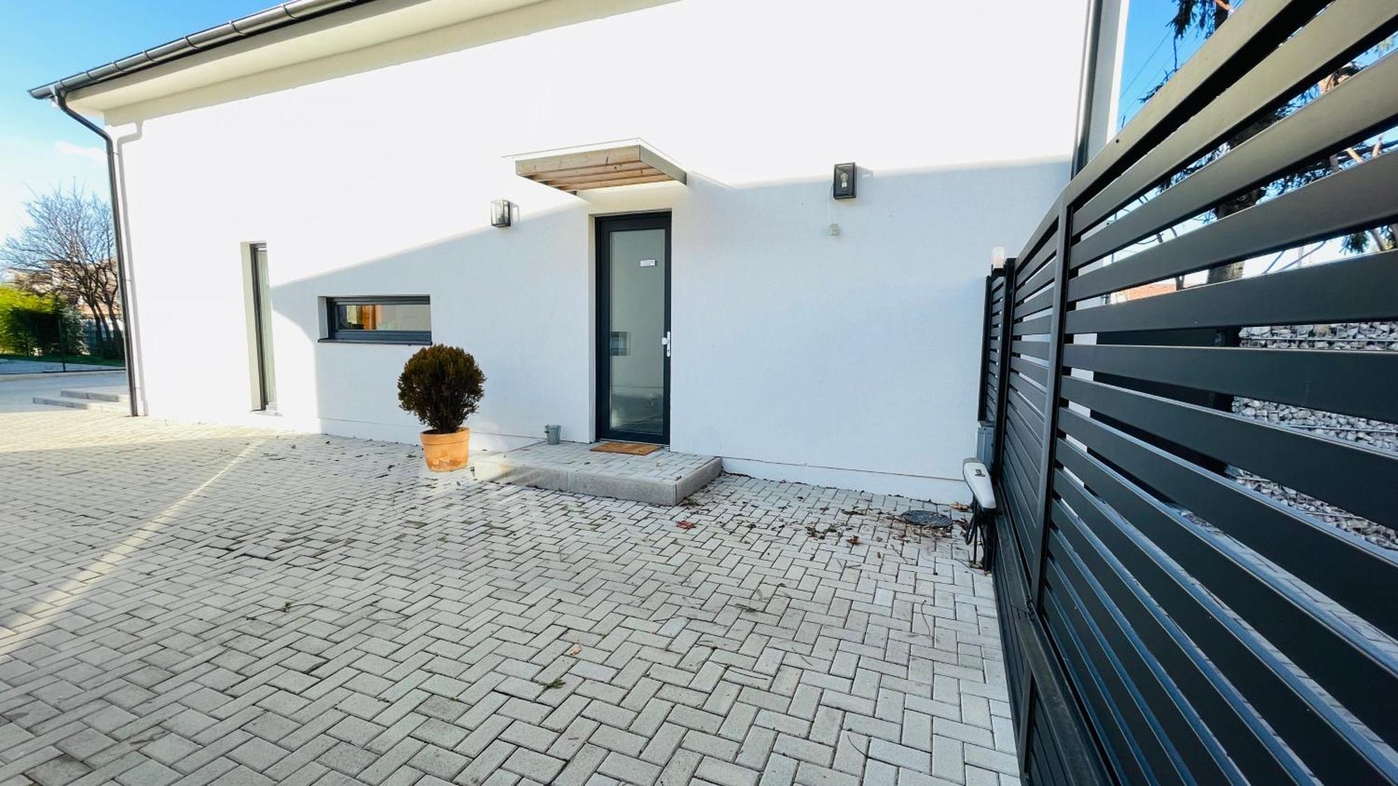 House Flow, 3 Room, Free 2 Parking 브라티슬라바 외부 사진